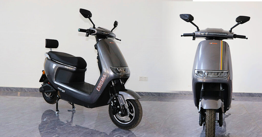 Electric Scooter: এক চার্জে দৌড়াবে 200 কিমি! দেশে লঞ্চ হল দুর্ধর্ষ এই ই-স্কুটার, TVS, Ola-কে দেবে কড়া টক্কর Electric Scooter: এক চার্জে দৌড়াবে 200 কিমি! দেশে লঞ্চ হল দুর্ধর্ষ এই ই-স্কুটার, TVS, Ola-কে দেবে কড়া টক্কর
