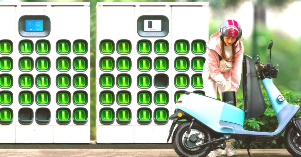 একবার চার্জ দিলেই 165 কিমি মাইলেজ দেয় এই স্কুটার, বাকি ফিচার্সও ঝাক্কাস! দাম কত? একবার চার্জ দিলেই 165 কিমি মাইলেজ দেয় এই স্কুটার, বাকি ফিচার্সও ঝাক্কাস! দাম কত?